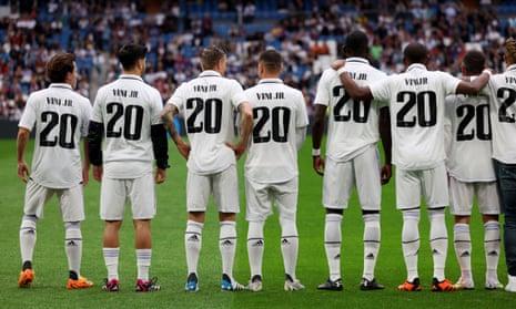 Real Madrid players wear shirts in support of Vinícius Júnior before their match against Rayo Vallecano on Wednesday