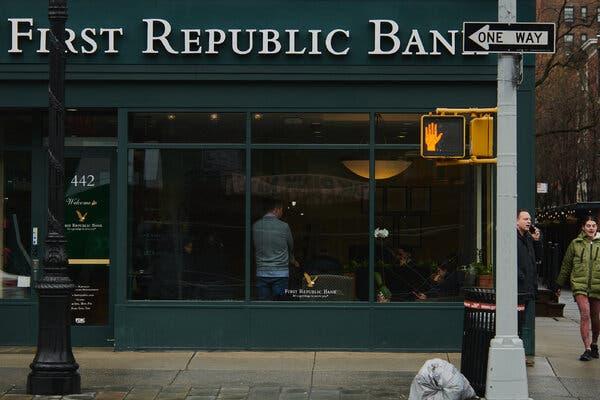 The front of a First Republic Bank branch on a Manhattan street.