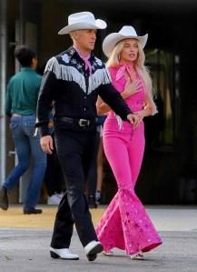 Margot Robbie and Ryan Gosling seen together filming scenes for the new Barbie movie. 22 Jun 2022 Pictured: Ryan Gosling and Margot Robbie Barbie. Photo credit: APEX / MEGA TheMegaAgency.com +1 888 505 6342 (Mega Agency TagID: MEGA871009_010.jpg) [Photo via Mega Agency]